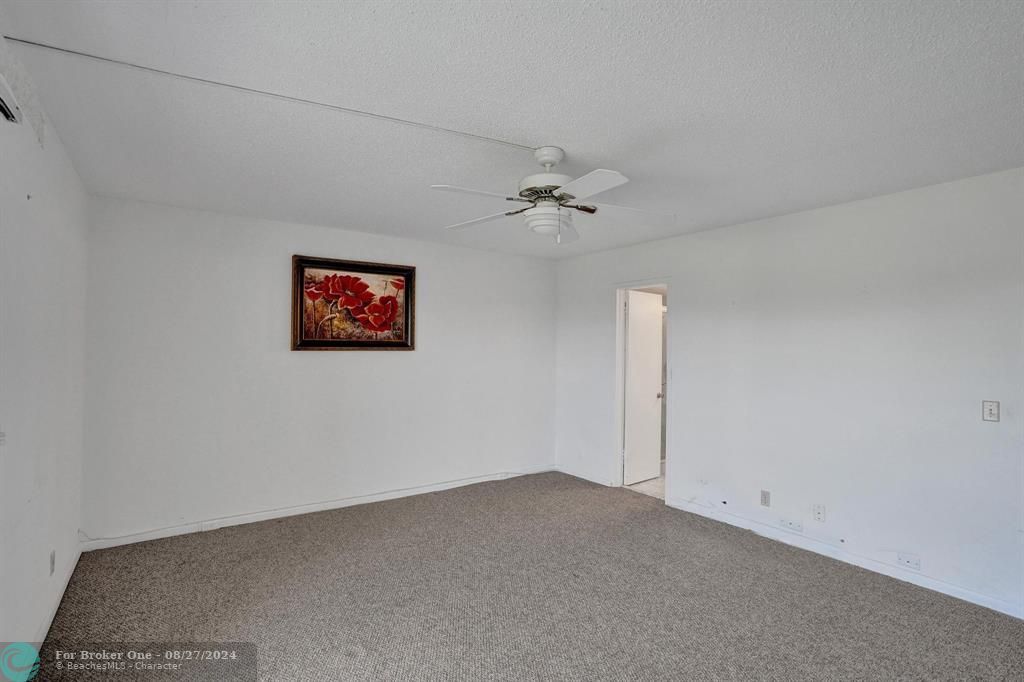 For Sale: $119,000 (1 beds, 1 baths, 752 Square Feet)