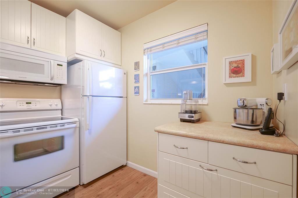 For Sale: $129,900 (1 beds, 1 baths, 684 Square Feet)