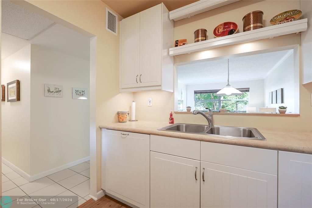 Active With Contract: $129,900 (1 beds, 1 baths, 684 Square Feet)