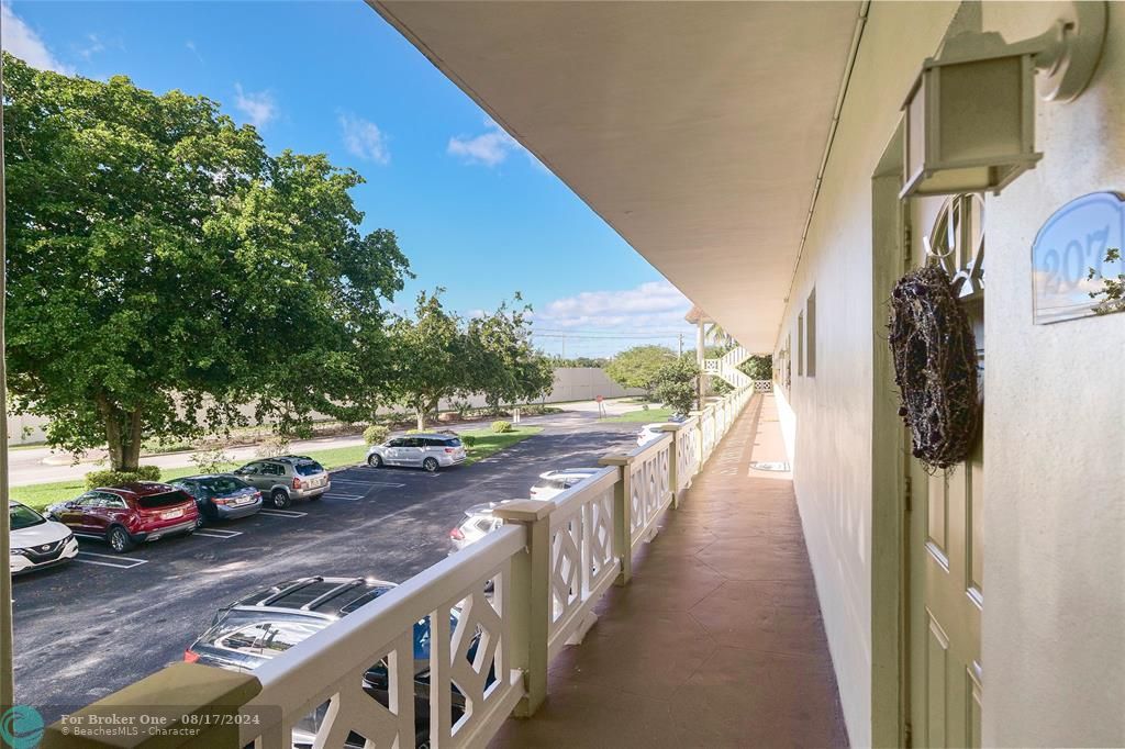 Active With Contract: $129,900 (1 beds, 1 baths, 684 Square Feet)