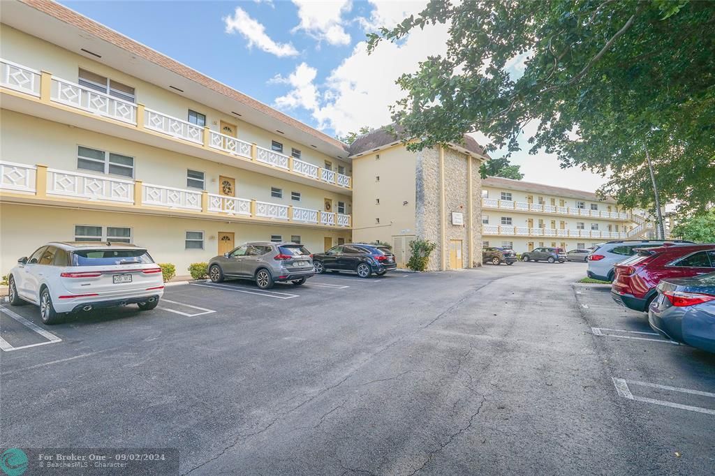 Active With Contract: $129,900 (1 beds, 1 baths, 684 Square Feet)