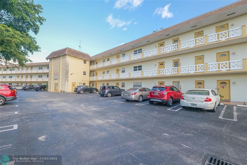 Active With Contract: $129,900 (1 beds, 1 baths, 684 Square Feet)