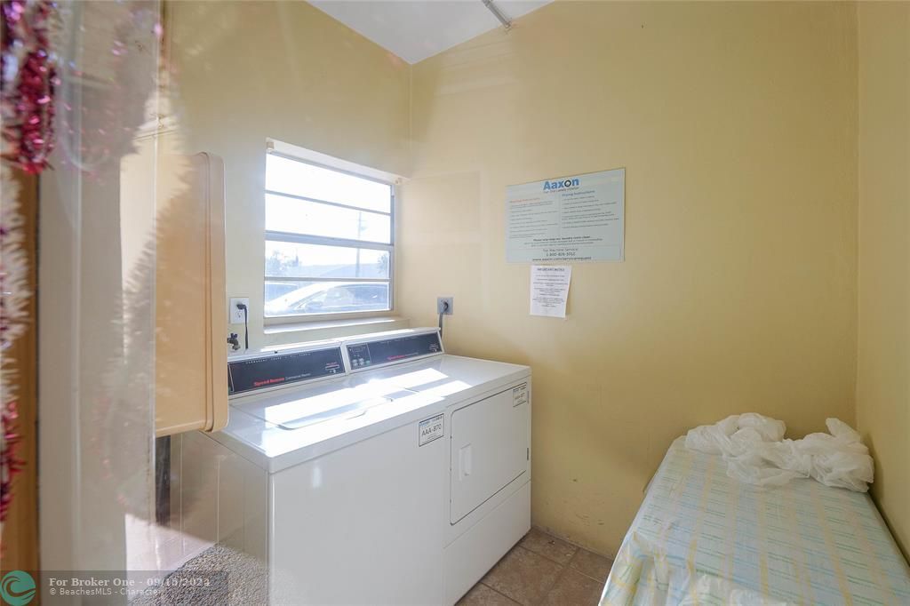 Active With Contract: $129,900 (1 beds, 1 baths, 684 Square Feet)