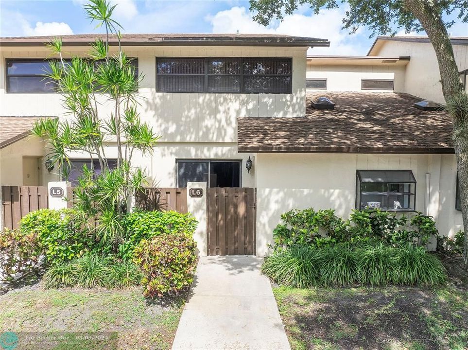 Active With Contract: $300,000 (3 beds, 3 baths, 1363 Square Feet)
