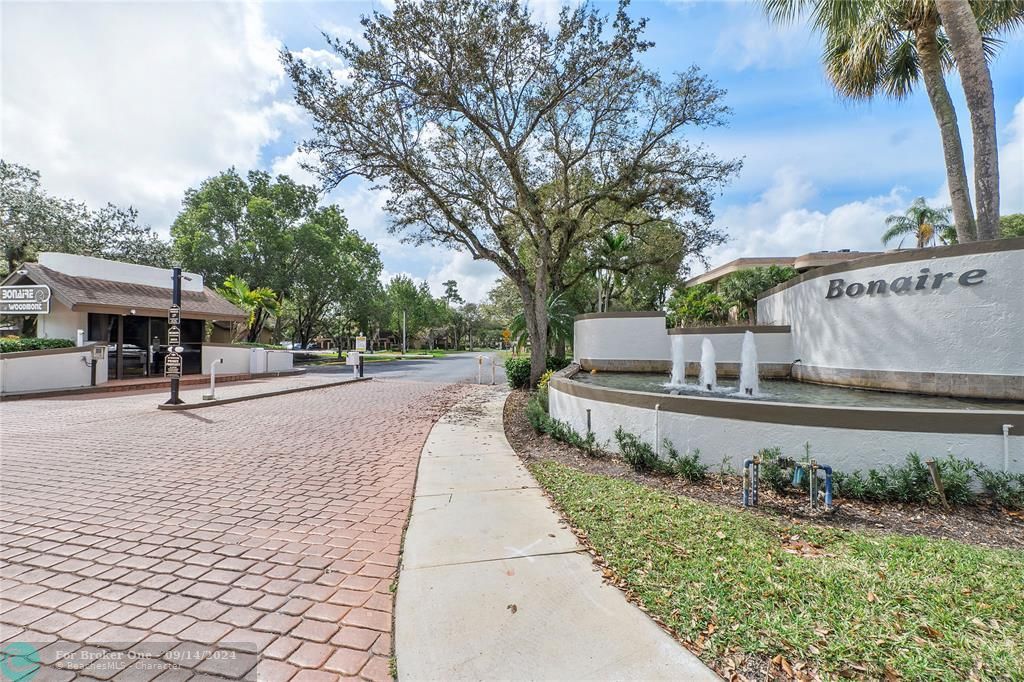 Active With Contract: $300,000 (3 beds, 3 baths, 1363 Square Feet)