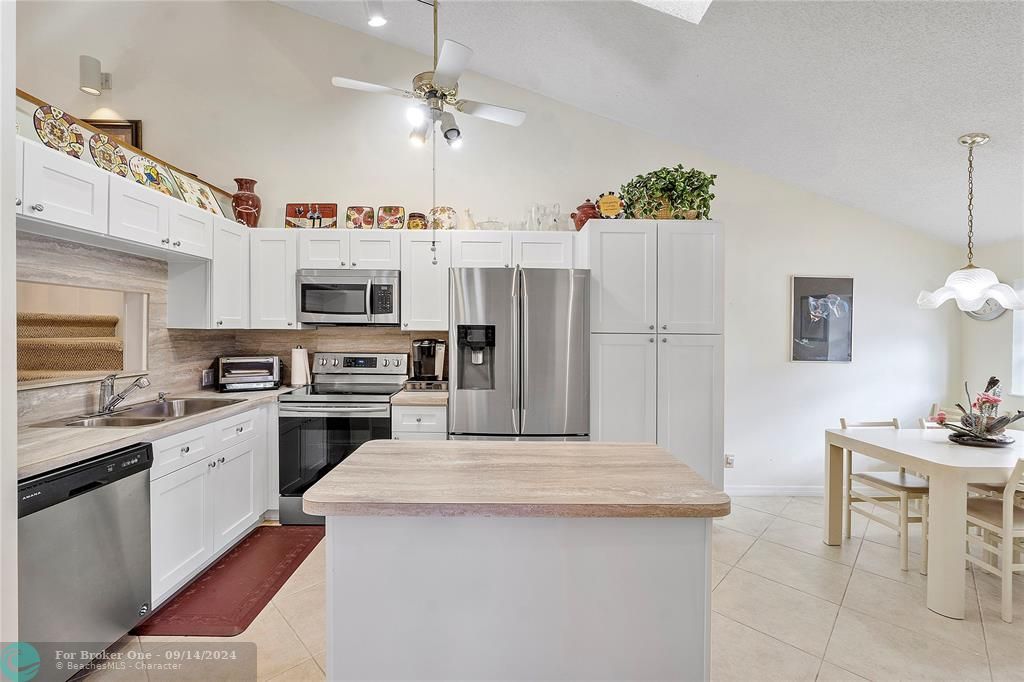 Recently Sold: $300,000 (3 beds, 3 baths, 1363 Square Feet)