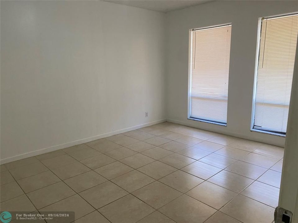 Active With Contract: $1,400 (1 beds, 1 baths, 625 Square Feet)