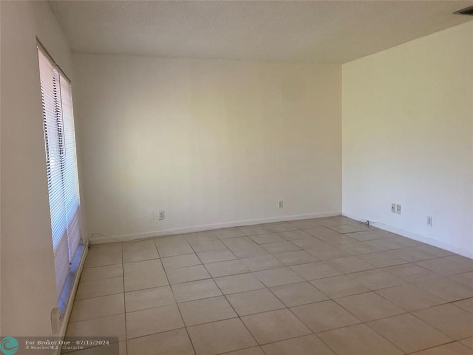 Active With Contract: $1,400 (1 beds, 1 baths, 625 Square Feet)