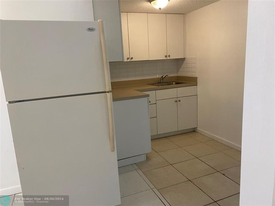 Active With Contract: $1,400 (1 beds, 1 baths, 625 Square Feet)