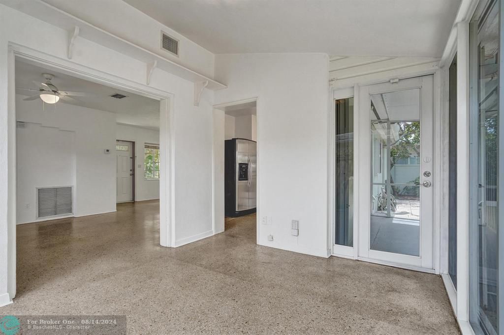 For Sale: $549,000 (2 beds, 1 baths, 1156 Square Feet)