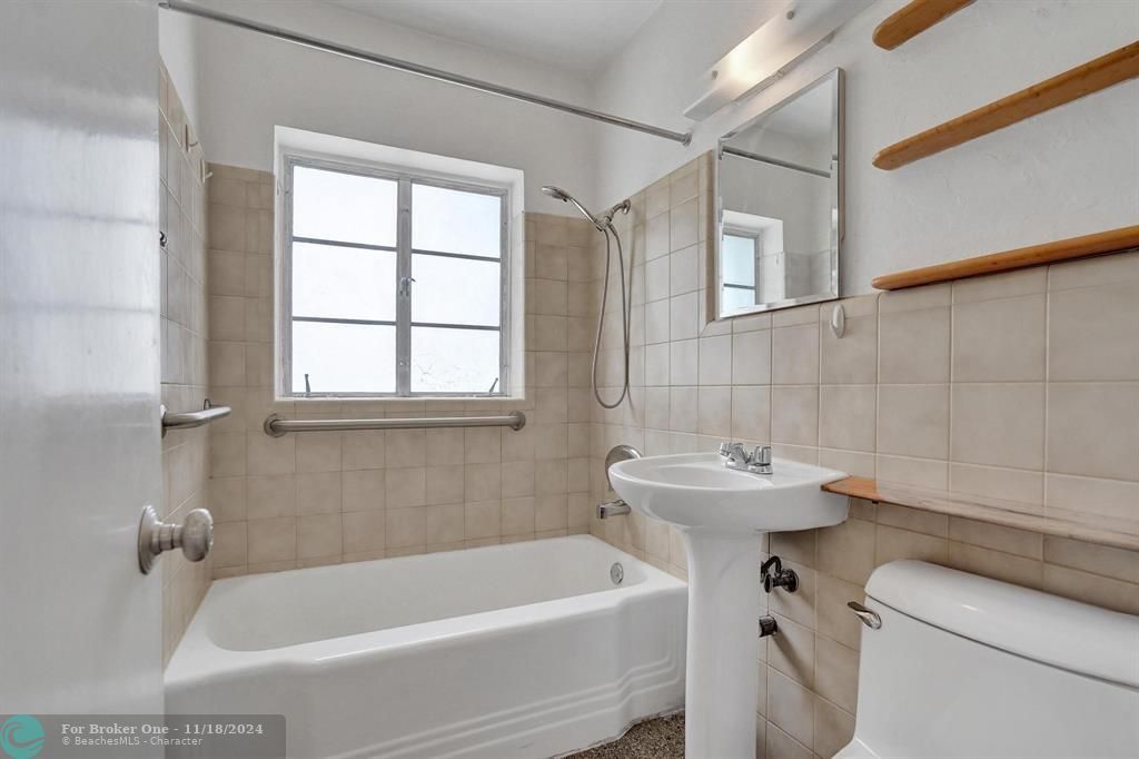 For Sale: $549,000 (2 beds, 1 baths, 1156 Square Feet)