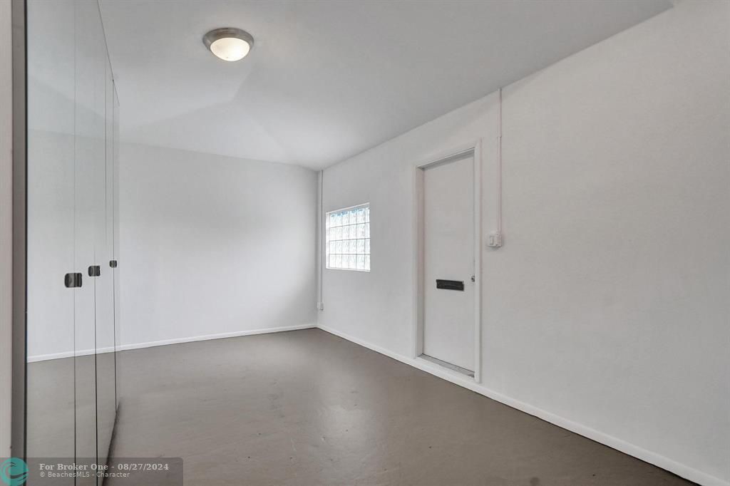 For Sale: $549,000 (2 beds, 1 baths, 1156 Square Feet)