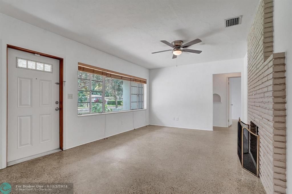 For Sale: $549,000 (2 beds, 1 baths, 1156 Square Feet)