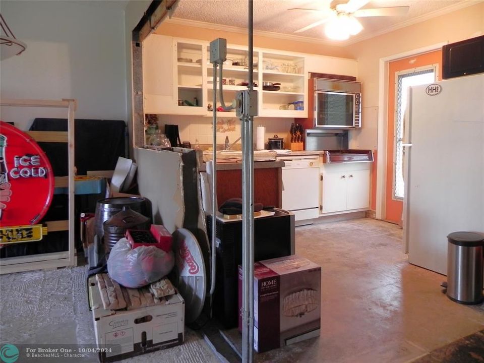 For Sale: $155,000 (2 beds, 2 baths, 990 Square Feet)