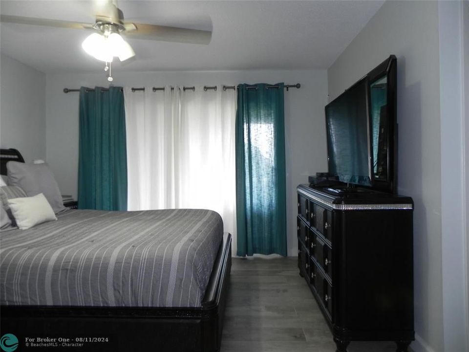 For Sale: $155,000 (2 beds, 2 baths, 990 Square Feet)