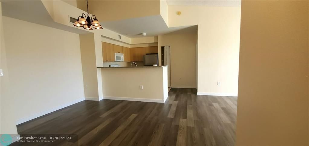 For Sale: $274,000 (2 beds, 2 baths, 981 Square Feet)