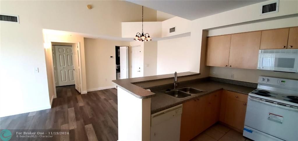 Recently Sold: $274,000 (2 beds, 2 baths, 981 Square Feet)