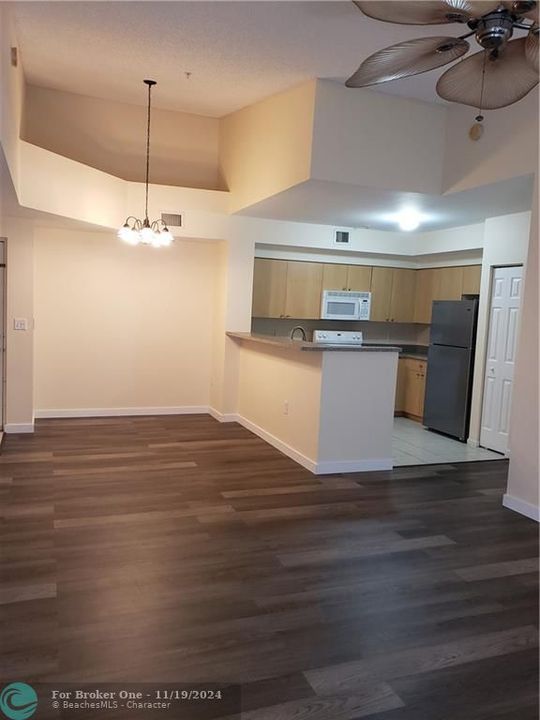 For Sale: $274,000 (2 beds, 2 baths, 981 Square Feet)