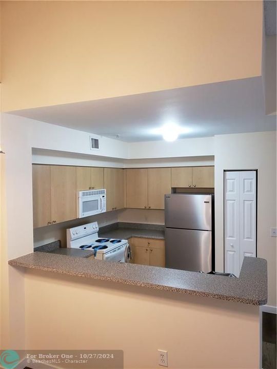 For Sale: $274,000 (2 beds, 2 baths, 981 Square Feet)