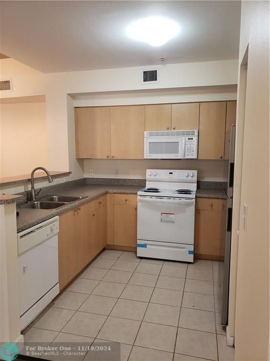 Recently Sold: $274,000 (2 beds, 2 baths, 981 Square Feet)