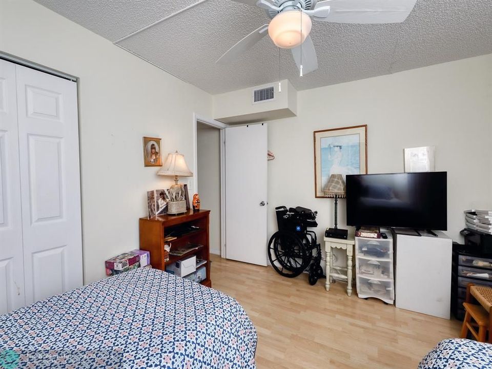 For Sale: $199,000 (2 beds, 2 baths, 1155 Square Feet)