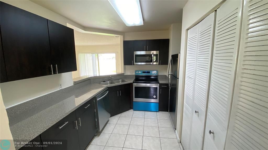 Active With Contract: $218,000 (2 beds, 2 baths, 1020 Square Feet)