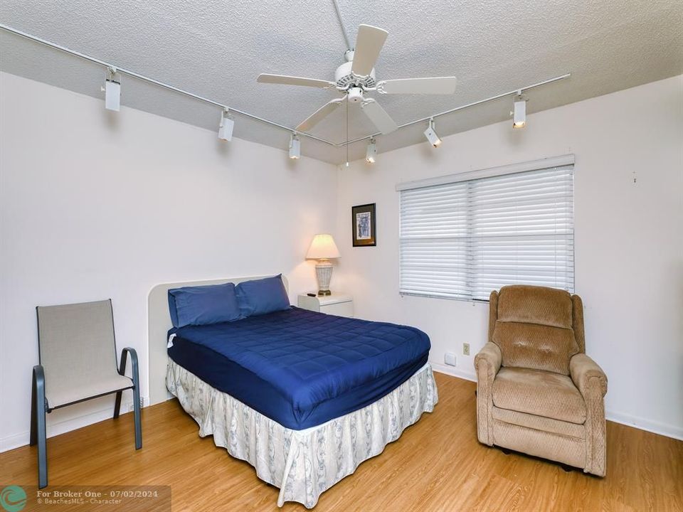 For Sale: $169,000 (2 beds, 2 baths, 1162 Square Feet)