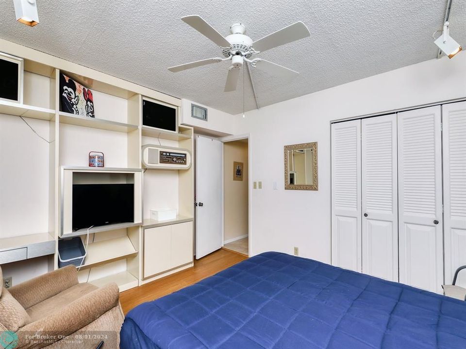 For Sale: $169,000 (2 beds, 2 baths, 1162 Square Feet)