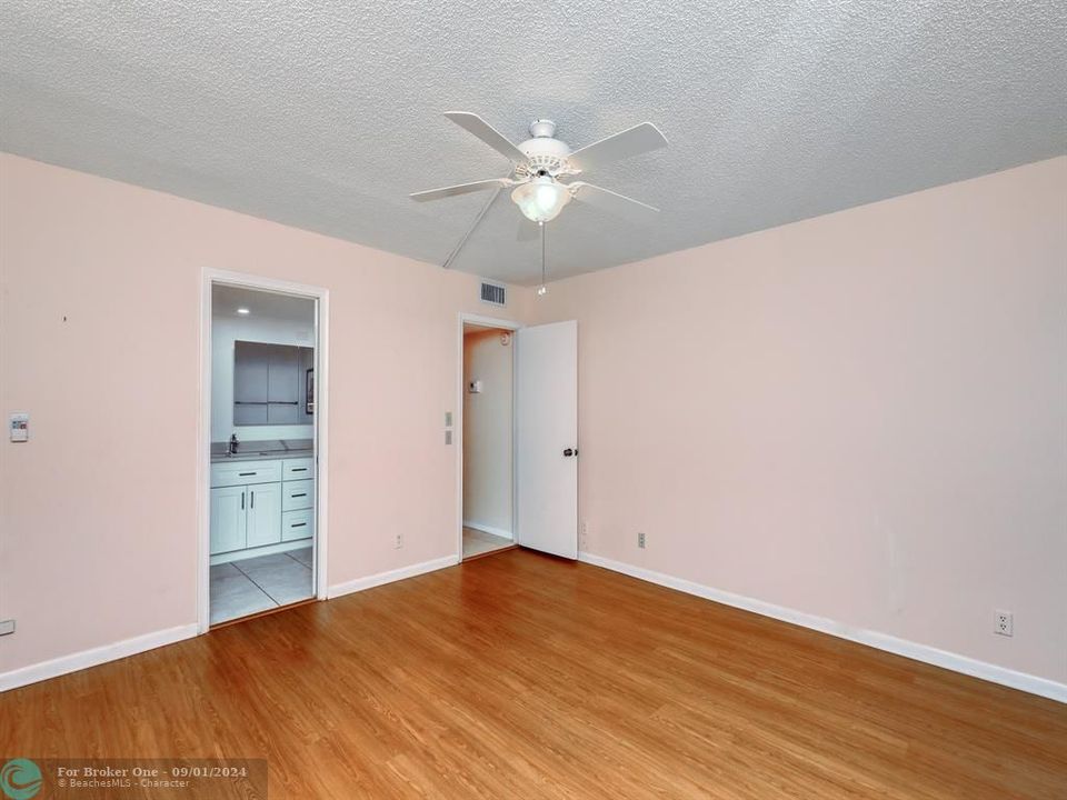 For Sale: $169,000 (2 beds, 2 baths, 1162 Square Feet)