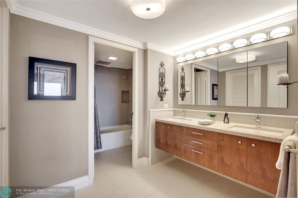 Recently Sold: $1,150,000 (2 beds, 2 baths, 2244 Square Feet)