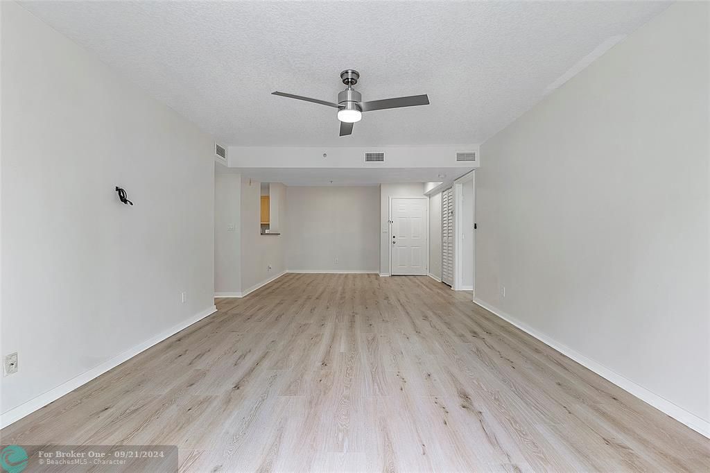 Active With Contract: $2,500 (2 beds, 2 baths, 1162 Square Feet)