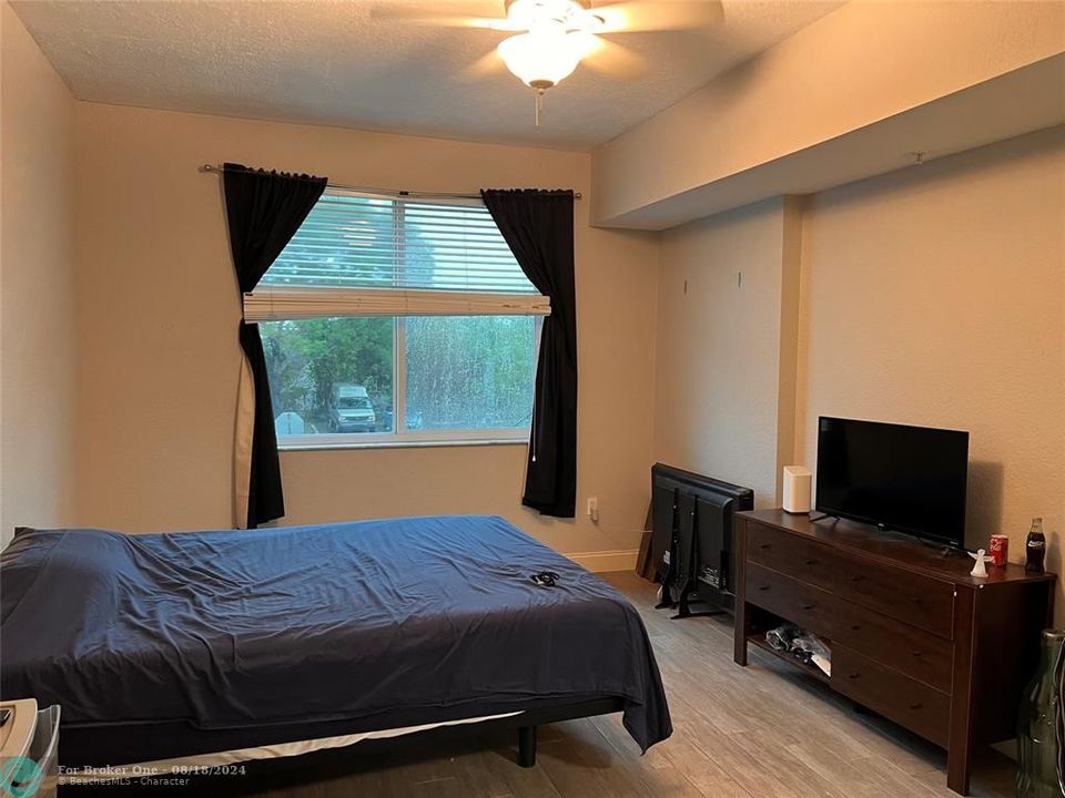 For Rent: $2,400 (2 beds, 2 baths, 1183 Square Feet)