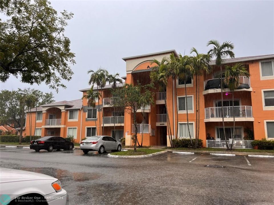 Active With Contract: $2,400 (2 beds, 2 baths, 1183 Square Feet)