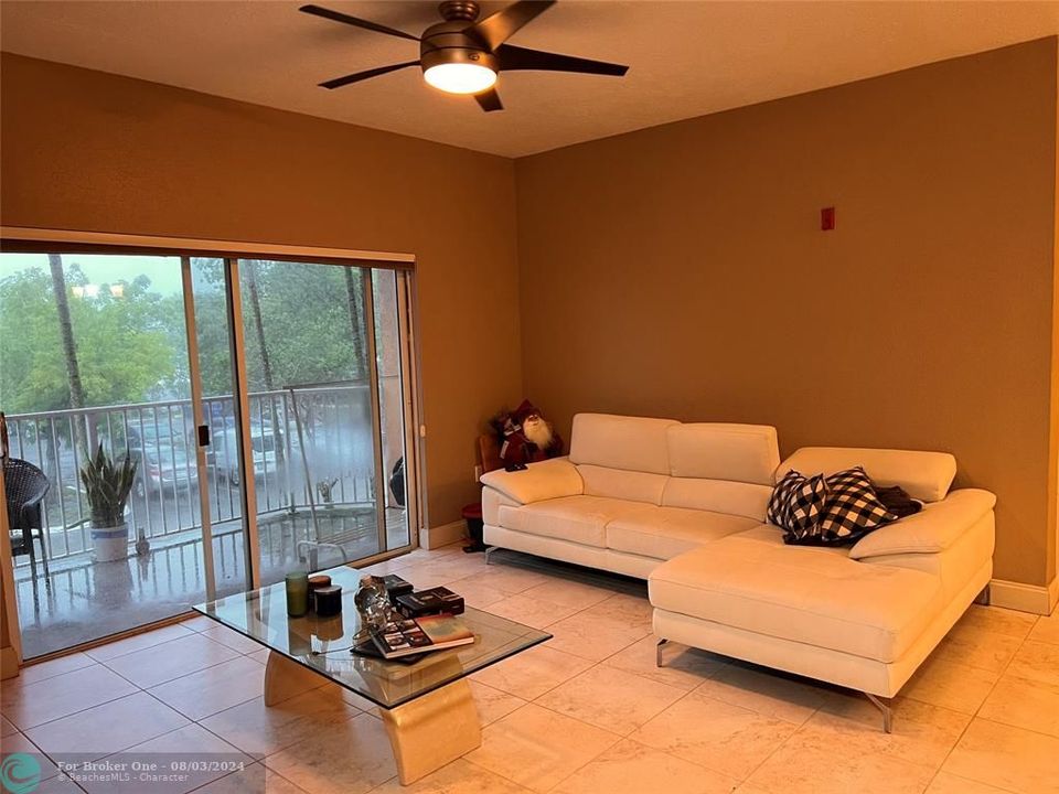 Active With Contract: $2,400 (2 beds, 2 baths, 1183 Square Feet)