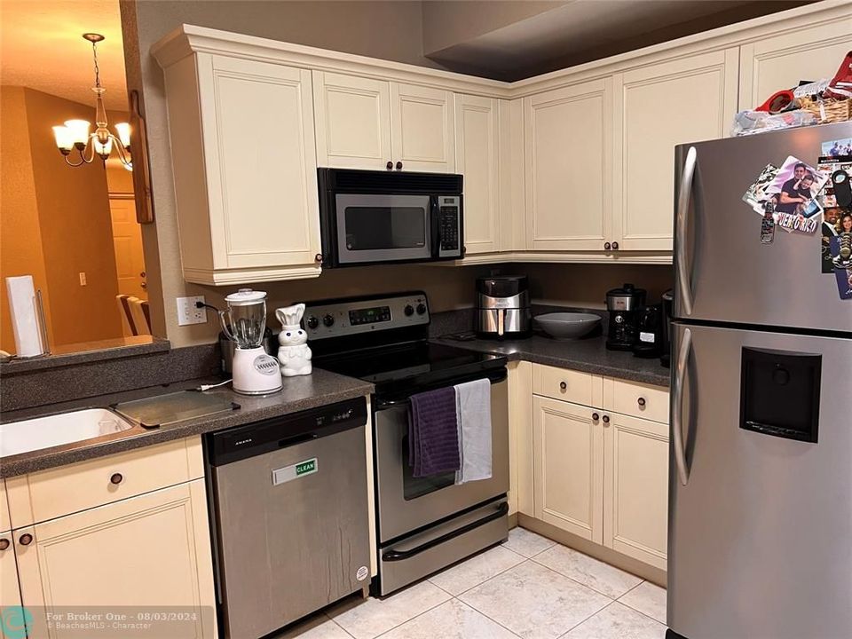 For Rent: $2,400 (2 beds, 2 baths, 1183 Square Feet)