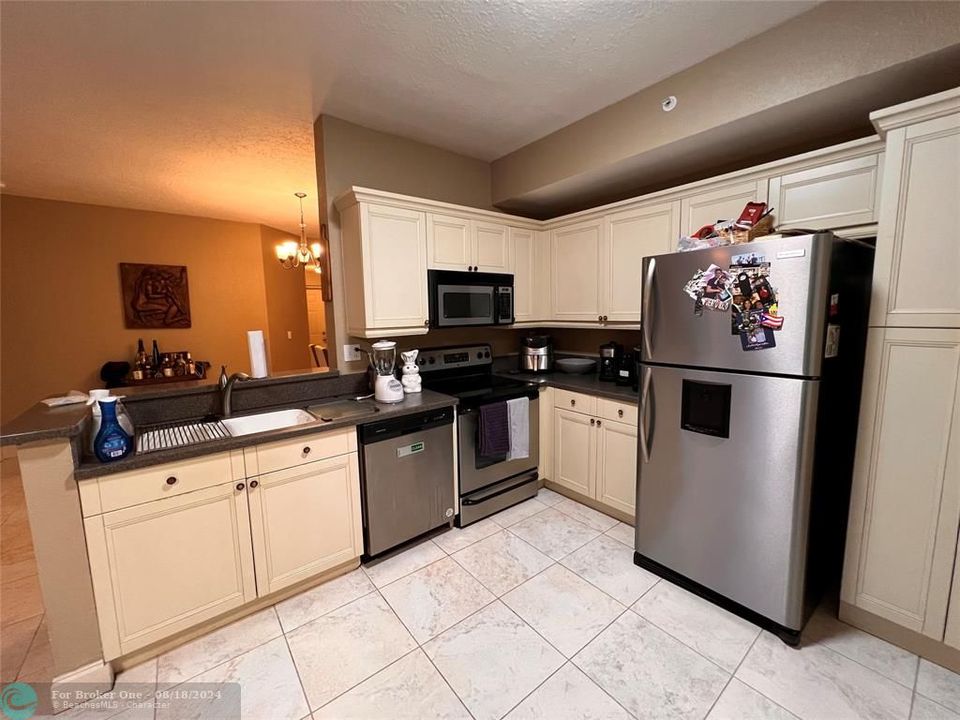 Active With Contract: $2,400 (2 beds, 2 baths, 1183 Square Feet)