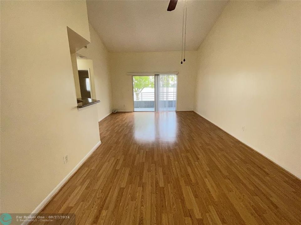 For Sale: $218,000 (2 beds, 2 baths, 1096 Square Feet)