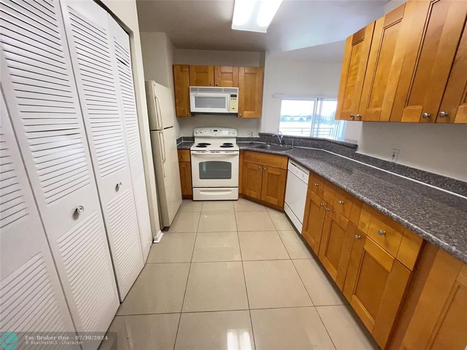 For Sale: $218,000 (2 beds, 2 baths, 1096 Square Feet)