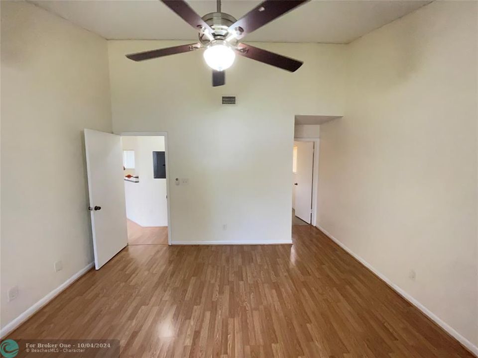 For Sale: $218,000 (2 beds, 2 baths, 1096 Square Feet)