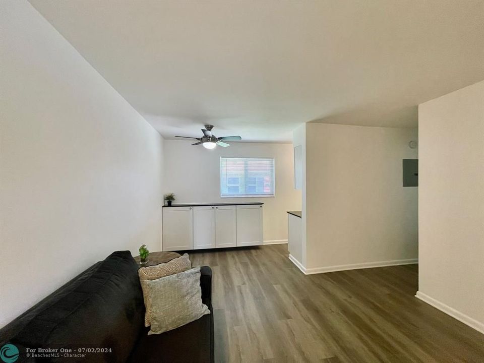 For Rent: $1,850 (1 beds, 1 baths, 2200 Square Feet)