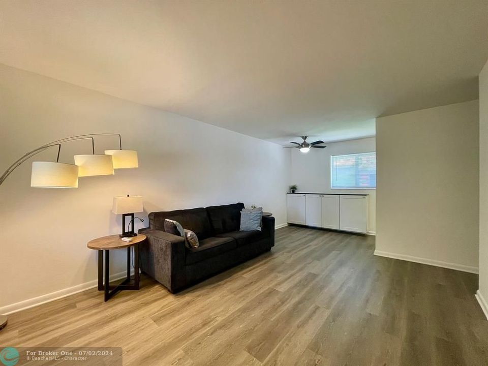 For Rent: $1,850 (1 beds, 1 baths, 2200 Square Feet)