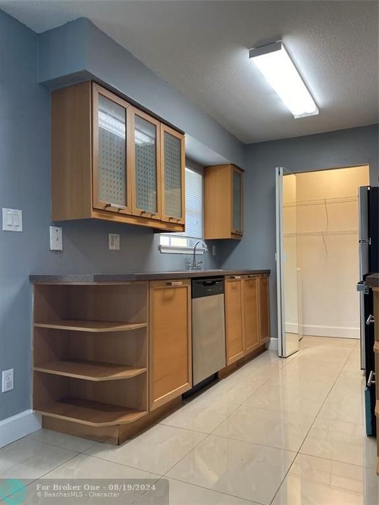 For Sale: $238,000 (1 beds, 1 baths, 980 Square Feet)