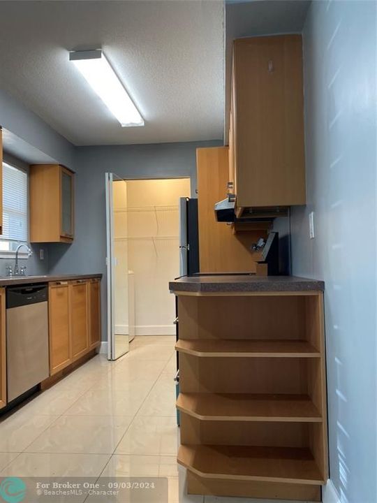 For Sale: $238,000 (1 beds, 1 baths, 980 Square Feet)