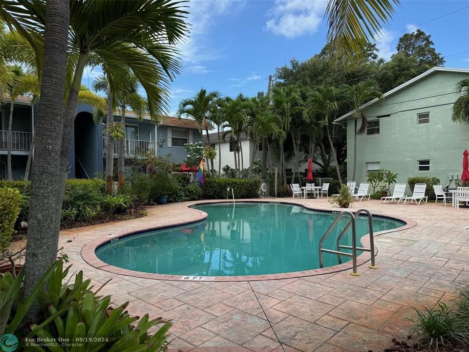 Active With Contract: $1,700 (1 beds, 1 baths, 598 Square Feet)