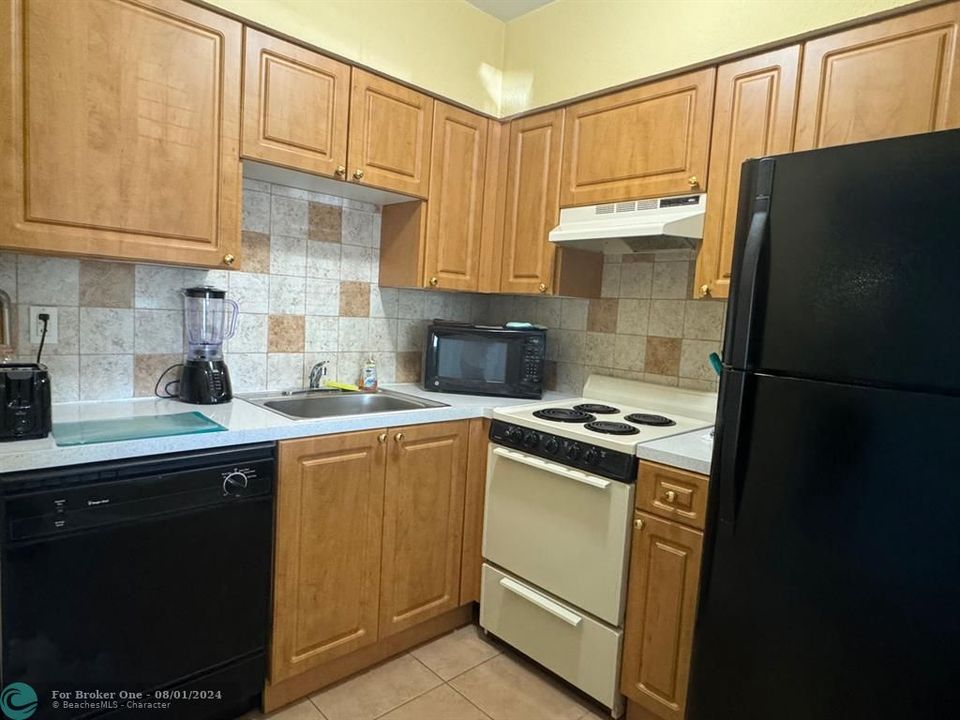 For Rent: $1,700 (1 beds, 1 baths, 598 Square Feet)