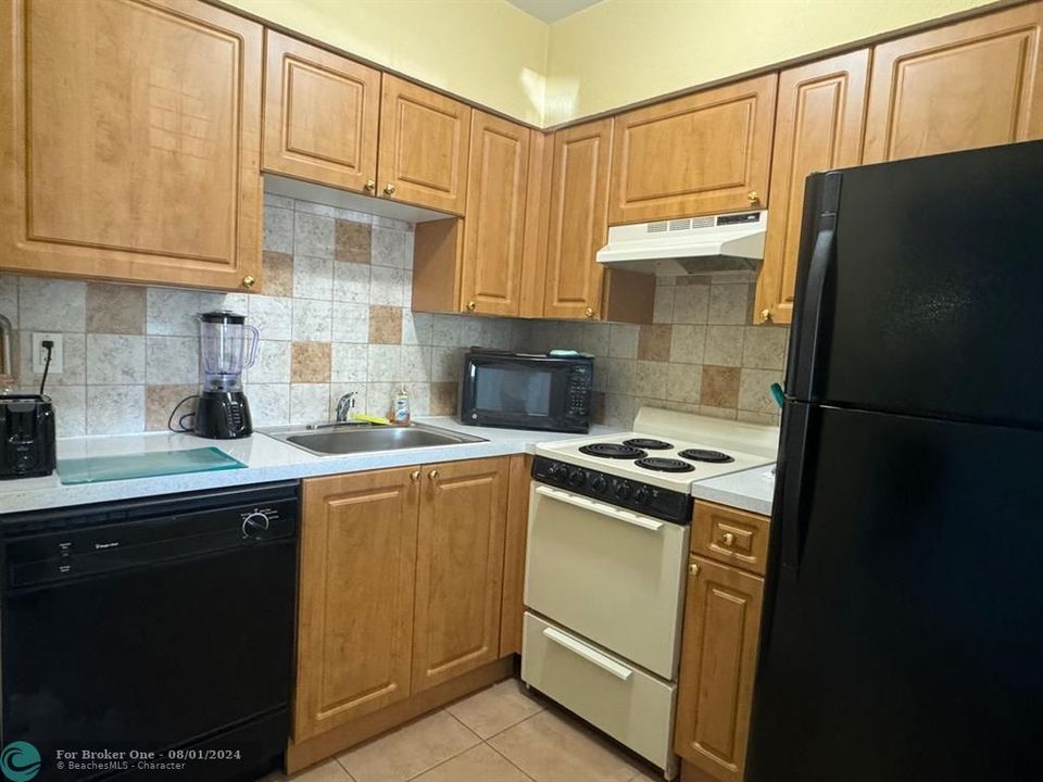 Active With Contract: $1,700 (1 beds, 1 baths, 598 Square Feet)