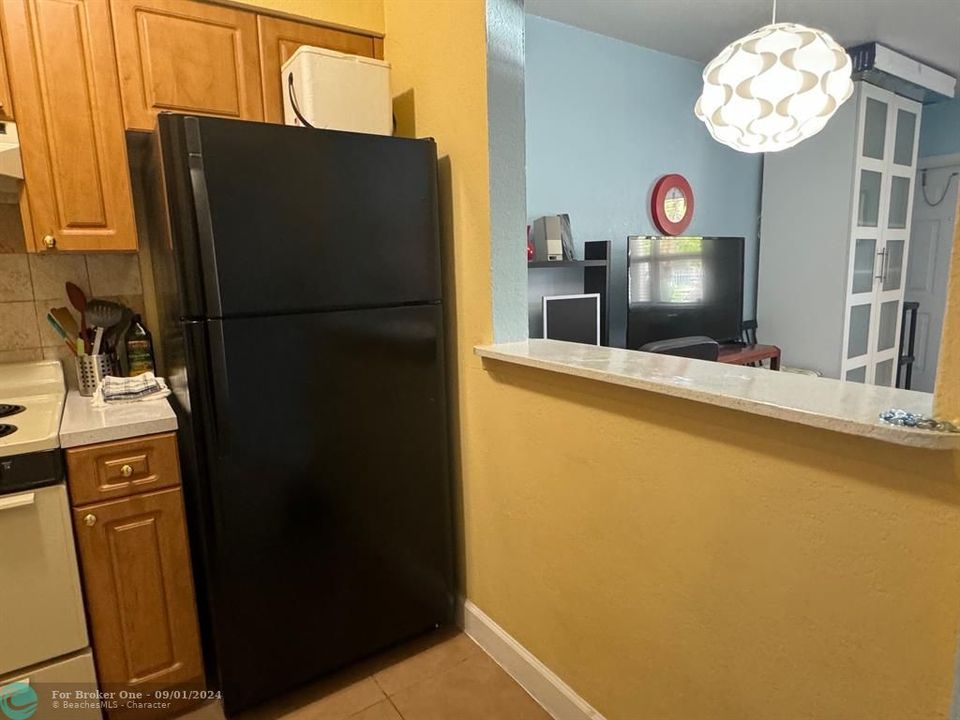 Active With Contract: $1,700 (1 beds, 1 baths, 598 Square Feet)