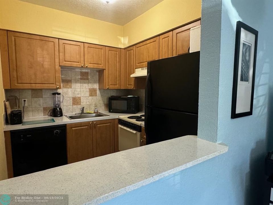 Active With Contract: $1,700 (1 beds, 1 baths, 598 Square Feet)