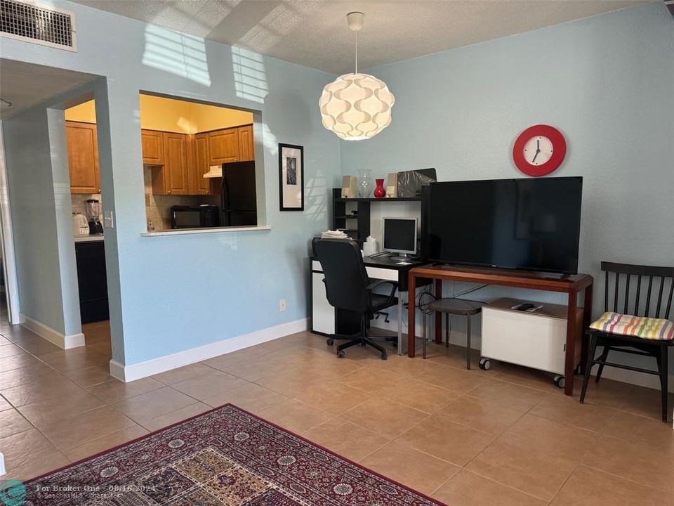 Active With Contract: $1,700 (1 beds, 1 baths, 598 Square Feet)