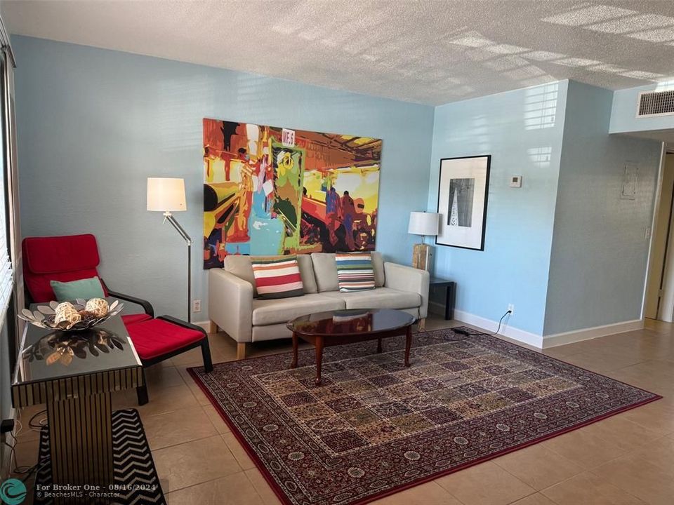 Active With Contract: $1,700 (1 beds, 1 baths, 598 Square Feet)